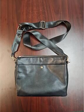 Violet Ray Crossbody With Seatbelt Adjustable Strap. Lots Of Pockets!